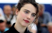 Margaret Qualley affiche son incroyable bague pour annoncer ses fiançailles avec un célèbre musicien !