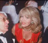 Une homme qu'elle a épousé en 1979 et qui était connu pour avoir été l'amant de Roger Peyrefitte
Roger Peyrefitte et Amanda Lear en 1994 à Paris