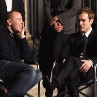 Après le carton de "Sherlock Holmes", regardez Jude Law tourner avec Guy Ritchie pour une marque française de luxe !