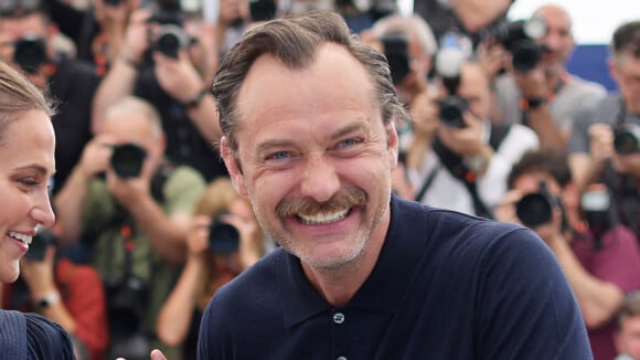 Jude Law complètement transformé, l'acteur étonne avec son look moyenâgeux : "Les gens ne l'ont pas reconnu"