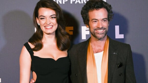 Romain Duris face à Emma Mackey, transformée : la star de Sex Education plus glamour que jamais