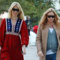 Claudia Schiffer : Le magnifique top rencontre sa copine Stella McCartney très enceinte, sur le chemin de l'école !