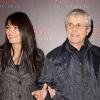 Claude Lelouch et sa compagne lors de la première du film Gainsbourg (vie héroïque) à Paris le 14 janvier