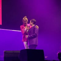 PHOTOS Elodie Gossuin radieuse pour enflammer l'Olympia avec une veste de circonstance et très abordable