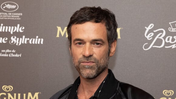 PHOTOS Romain Duris entouré de sublimes Miss France, trio chic et charme sur la plage Magnum !