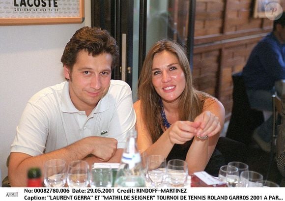 Laurent Gerra et Mathilde Seigner en 2001 à Roland-Garros
©RINDOFF-MARTINEZ / BESTIMAGE