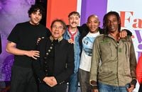 Laurent Voulzy entouré de ses quatre fils, Julien, Nicolas, Quentin et Cliff dans l'émission Famille, je vous aime (France 3) de Michel Drucker