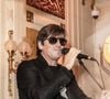 "Il a commencé à me passer de toutes petites coupes, des petites coupettes, sous la table. J'en ai bu une, deux ou trois, je ne sais plus", se souvient Thomas Dutronc.
Thomas Dutronc - Lancement du nouveau livre de Jean-Marie Périer "Chroniques d'un dilettante" aux éditions Calmann-Lévy, au café littéraire Les Deux magots à Paris le 26 octobre 2021. © Jack Tribeca / Bestimage