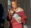 Cette même Jennifer Lopez qui affiche un visage et un corps qui semblent totalement épargnés par les marques du temps
Exclusif - Jennifer Lopez et son mari Ben Affleck se baladent et font du shopping avec leurs enfants Samuel, Emme et Maximilian lors du week-end d'Halloween dans Brentwood à Los Angeles le 30 octobre 2022. Backgrid USA / Bestimage