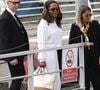 Oprah Winfrey, bien que souriante, a dû se réfugier dans son taxi.
Oprah Winfrey et Gayle King arrivent à l'aéroport de Venise pour participer au mariage de Jeff Bezos et Lauren Sanchez.
Backgrid USA / Bestimage