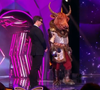 Il semble qu’il joue du piano, qu’il a un lien avec le mot “brushing”, qu’il aime le “froid”, et qu’il est également lié à James Bond.
Le Bison, Deuxième prime de "Mask Singer", capture d'écran TF1