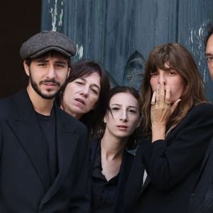 Ben Attal, Charlotte Gainsbourg, Alice Attal, Lou Doillon - Arrivées des célébrités aux obsèques de Jane Birkin en l'église Saint-Roch à Paris. Le 24 juillet 2023
© Jacovides-KD Niko / Bestimage
