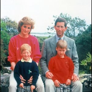 Les îles Scilly où Harry et William partaient en vacances avec leurs parents
Archives - La princesse Diana, Charles et leurs enfants Harry et William en vacances aux ^^iles Scilly en 1989 ALPHA AGENCY / BESTIMAGE